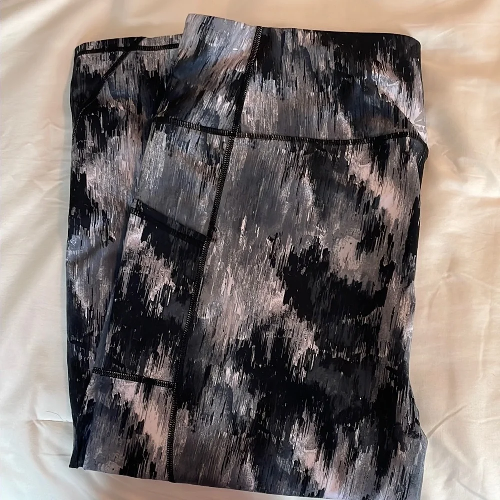Reebok Black and Gray Patterned Leggings - Picture 1 of 4
